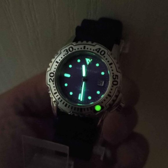 [SOLD]     Women's MOMENTUM DIVE WATCH 200M Water Resistant New Battery and Band - Picture 8 of 11